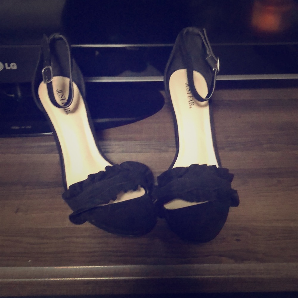 Ruffled strapped heels.